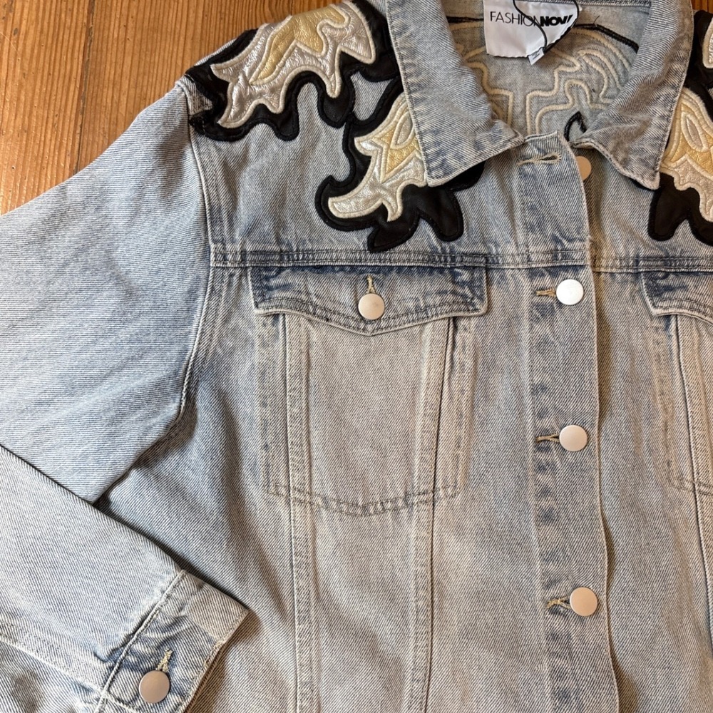 Fashion Nova Denim Trucker Jacket Women Light Wash Western PU Patch NWT SIZE M - Picture 3 of 6